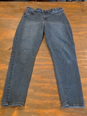 Classic Women's Skinny Jeans in Mid Blue Wash